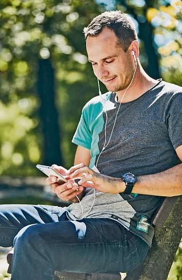 Mit der Hörfitness-App kann man flexibel und ortsunabhängig trainieren – sei es zu Hause, am Urlaubsort oder unterwegs Mit der Hörfitness-App kann man flexibel und ortsunabhängig trainieren – sei es zu Hause, am Urlaubsort oder unterwegs