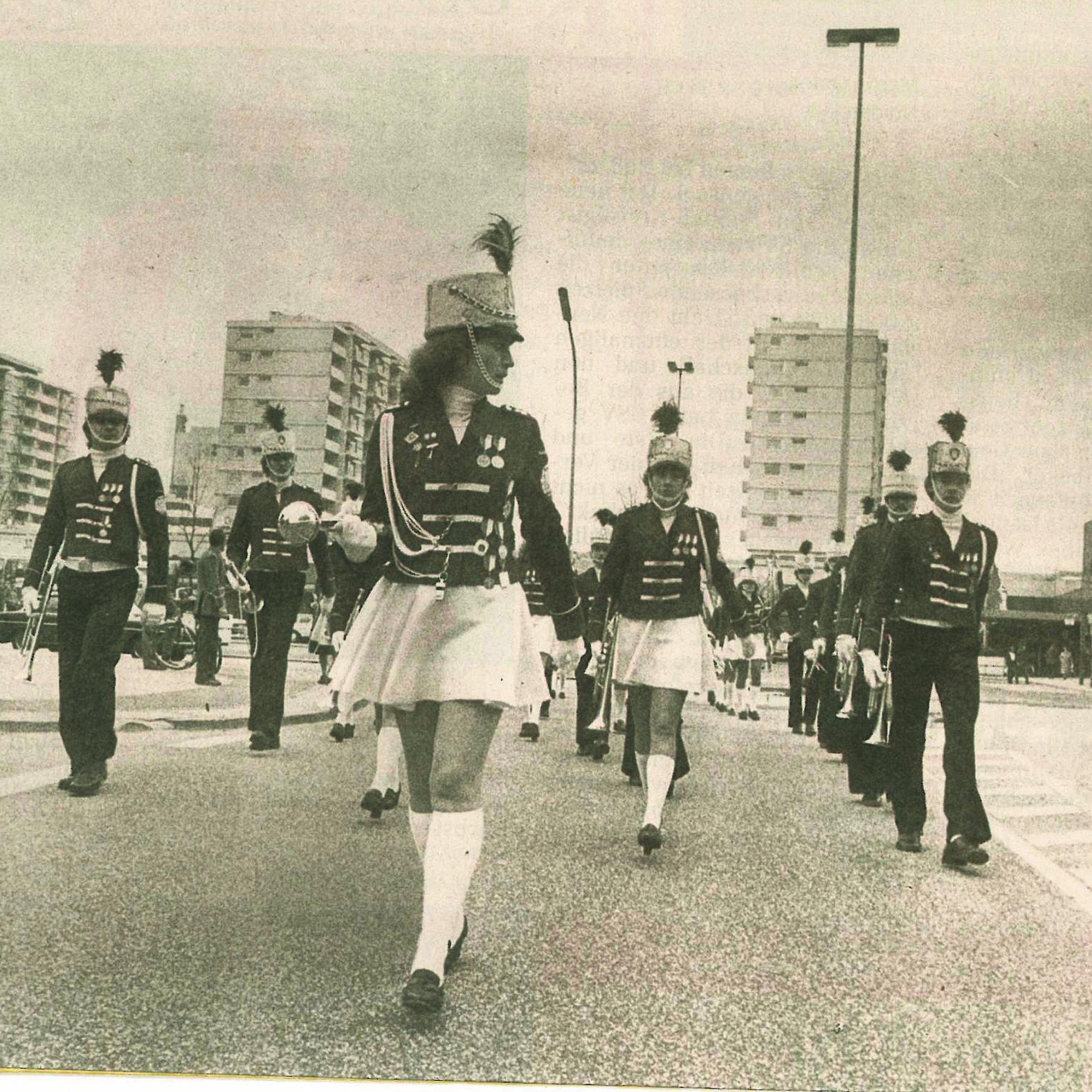 Zehn Jahre Herold-Center werden 1981 zehn Tage lang gefeiert. Der Spielmannszug marschiert vom Herold-Center kommend über den Birkenweg. FOTO: HORMANN Zehn Jahre Herold-Center werden 1981 zehn Tage lang gefeiert. Der Spielmannszug marschiert vom Herold-Center kommend über den Birkenweg. FOTO: HORMANN