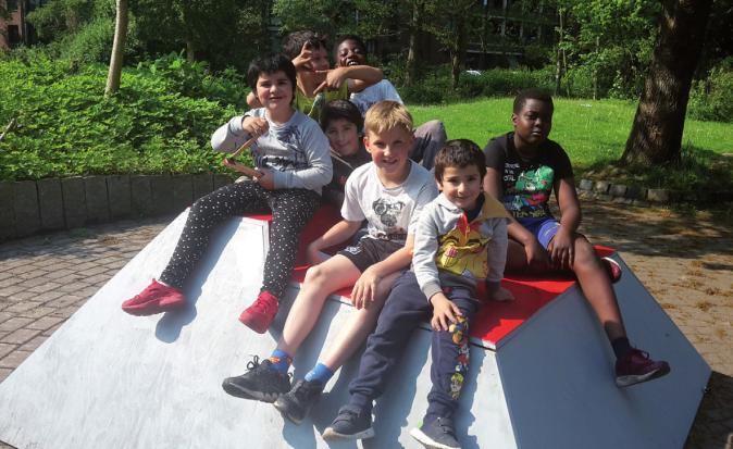 Kinder auf einer Sitzpyramide, die sie mitgebaut haben FOTO: NDR 90,3