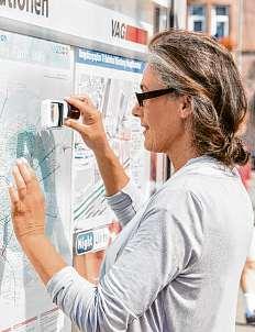 Wenn der Fahrplan kaum noch zu entziffern ist, sorgt eine Lupe mit zuschaltbarer Beleuchtung für Abhilfe Foto:djd/Eschenbach Optik Wenn der Fahrplan kaum noch zu entziffern ist, sorgt eine Lupe mit zuschaltbarer Beleuchtung für Abhilfe Foto:djd/Eschenbach Optik