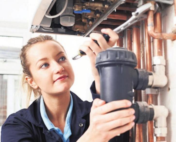 In Hamburg ein höchst seltener Anblick: Anlagenmechanikerinnen für Sanitär-, Heizungs- und Klimatechnik gibt es in der Hansestadt kaum, weibliche Auszubildende derzeit überhaupt nicht. Dabei sucht die Branche händeringend Nachwuchs. Foto: Fotolia/Highwaystarz In Hamburg ein höchst seltener Anblick: Anlagenmechanikerinnen für Sanitär-, Heizungs- und Klimatechnik gibt es in der Hansestadt kaum, weibliche Auszubildende derzeit überhaupt nicht. Dabei sucht die Branche händeringend Nachwuchs. Foto: Fotolia/Highwaystarz