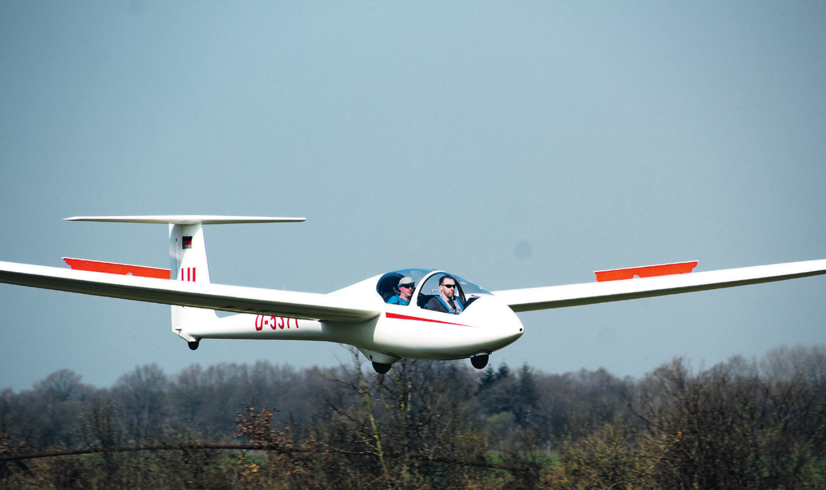 Segelflugzeug bei der Landung Fotos: Karsten Wilkening Segelflugzeug bei der Landung Fotos: Karsten Wilkening