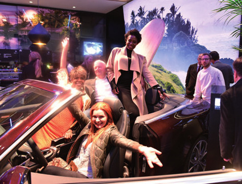 Eröffnungsgäste im Mercedes-Cabrio im me-Store am Ballindamm