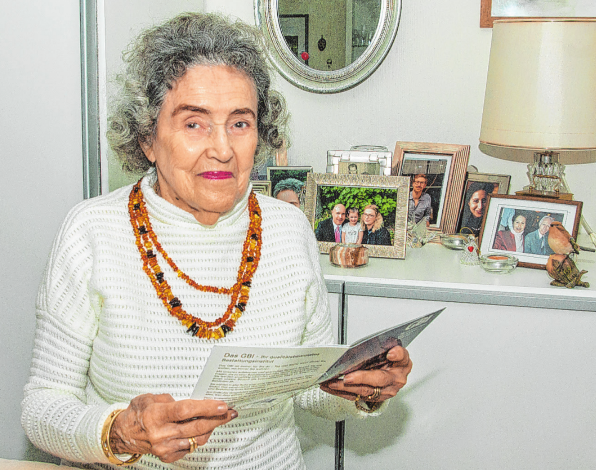 Ursula Schroeder sieht sich gern die Fotos von Ehemann Horst, den Töchtern, beiden Enkeln und der Urenkelin an Foto: Umsorgt wohnen Ursula Schroeder sieht sich gern die Fotos von Ehemann Horst, den Töchtern, beiden Enkeln und der Urenkelin an Foto: Umsorgt wohnen