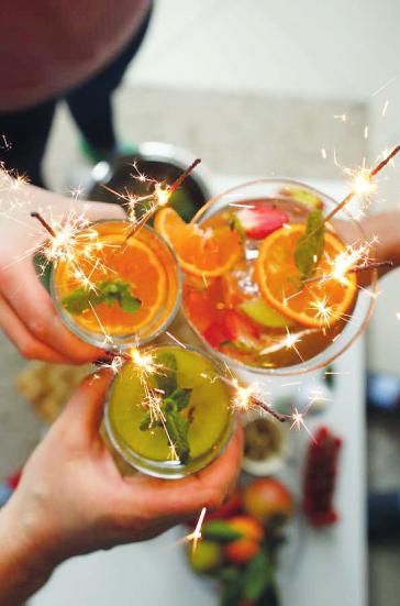 Festliche Stimmung lässt sich zu Hause mit selbst gemixten Cocktails schaffen, Wunderkerzen sorgen zusätzlich für funkelnde Effekte Foto: djd/BSI/Getty Images/Ivan-balvan Festliche Stimmung lässt sich zu Hause mit selbst gemixten Cocktails schaffen, Wunderkerzen sorgen zusätzlich für funkelnde Effekte Foto: djd/BSI/Getty Images/Ivan-balvan