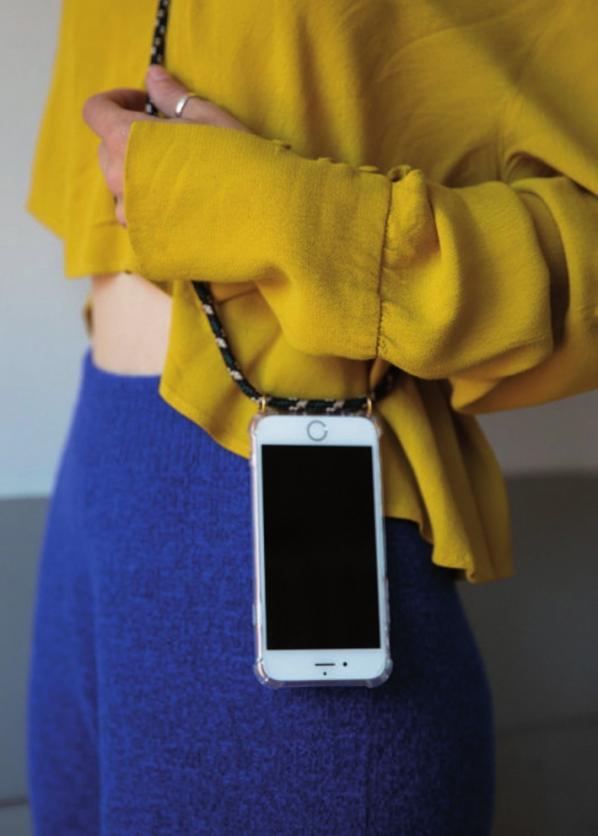 Das Handy immer mit dabeiFOTO: XOUXOU BERLIN