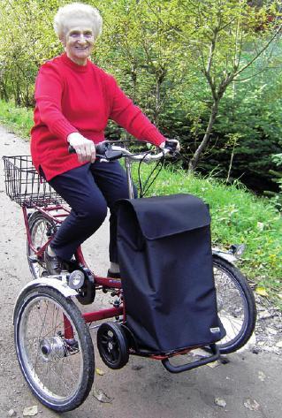 Margarete M. auf ihrem Dreirad
