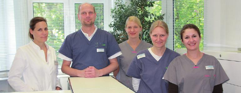 Dr. Jens Freund mit seinem Praxisteam