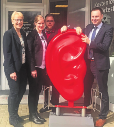 Felix Schmelzer und sein Team präsentieren auf der Messe neueste Hörgeräte mit Akku-Technik und Bluetooth-Anbindung. Foto:Schmelzer Felix Schmelzer und sein Team präsentieren auf der Messe neueste Hörgeräte mit Akku-Technik und Bluetooth-Anbindung. Foto:Schmelzer