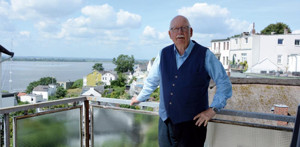 Von seinem Balkon aus beobachtet Ulrich Kalbitzer gern das rege Treiben auf der Elbe