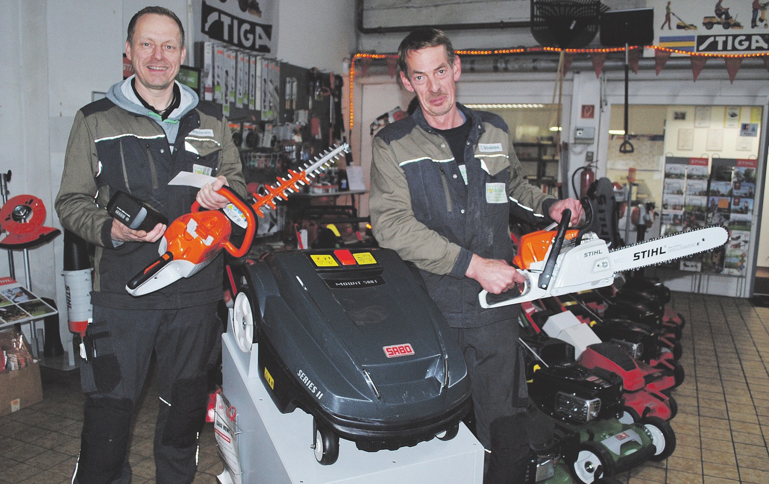 Immer mehr Gartengeräte werden mit Akkus betrieben – Jörg Krischmann (l.) und Torsten Schwarzlos von der Firma Geräteservice Pohlmann schwören drauf. Immer mehr Gartengeräte werden mit Akkus betrieben – Jörg Krischmann (l.) und Torsten Schwarzlos von der Firma Geräteservice Pohlmann schwören drauf.