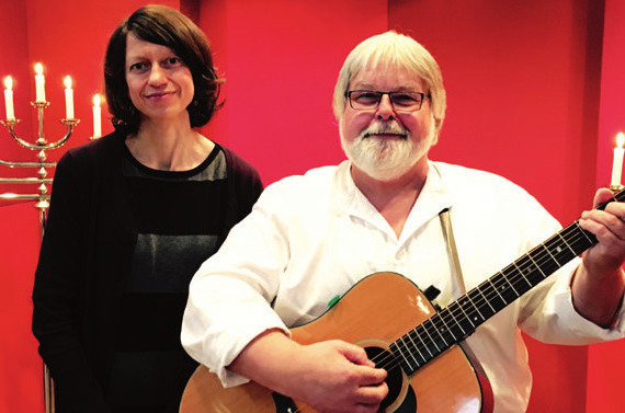 Trauerrednerin Louise Brown und Musiker Jörn Schröder