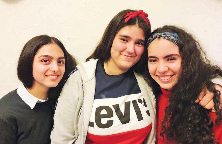 Wollen sich für die Jugendlichen in Lokstedt engagieren: Helin, Gina und Parisa (v.li.n.re.) sind drei der vier Gründungsmitglieder von „Augenhöhe - Streetcredibility trifft auf Jugendarbeit“ bei Lenzsiedlung e.V. Wollen sich für die Jugendlichen in Lokstedt engagieren: Helin, Gina und Parisa (v.li.n.re.) sind drei der vier Gründungsmitglieder von „Augenhöhe - Streetcredibility trifft auf Jugendarbeit“ bei Lenzsiedlung e.V.