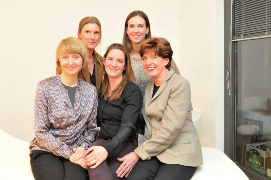 Jana Tolle, Tatjana Goralsky, Astrid Pohl, Nadine Graetz und Gabriele Rassaerts bilden eine Praxisgemeinschaft