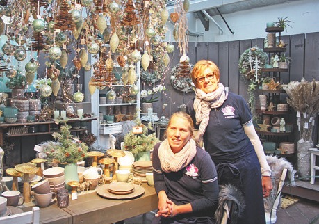 Teamleiterin Sabine Wintzer (rechts) und Anja Boysen von der floralen Gestaltung haben viele gute Ideen umgesetzt Foto: jae Teamleiterin Sabine Wintzer (rechts) und Anja Boysen von der floralen Gestaltung haben viele gute Ideen umgesetzt Foto: jae