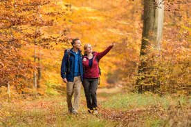 Buntgefärbte Blätter verzaubern den Herbst-Spaziergang auf dem Heidschnuckenweg Foto: Lüneburger Heide GmbH Buntgefärbte Blätter verzaubern den Herbst-Spaziergang auf dem Heidschnuckenweg Foto: Lüneburger Heide GmbH