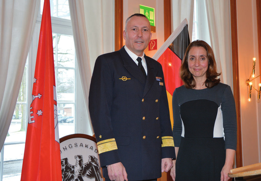 Der Kommandeur der Führungsakademie, Konteradmiral Carsten Stawitzki, und Aydan Özoğuz, Staatsministerin bei der Bundeskanzlerin als Beauftragte der Bundesregierung für Migration, Flüchtlinge und Integration