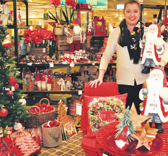 Der große Weihnachtsmarkt ist eröffnet. „Rosa ist ist neben dem klassischen Rot die Trendfarbe in diesem Jahr“, verrät Jacqueline Brochhaus, stellvertretende Teamleiterin des Boutique-Bereichs. Foto: Michael Hotze Der große Weihnachtsmarkt ist eröffnet. „Rosa ist ist neben dem klassischen Rot die Trendfarbe in diesem Jahr“, verrät Jacqueline Brochhaus, stellvertretende Teamleiterin des Boutique-Bereichs. Foto: Michael Hotze