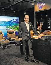 Geschäftsführer Bernd Kasmann: „In unserem neuen Stressless-Studio, eines von zwei Pilot-Studios in Deutschland, werden die Sessel- und Sofamodelle u.a. mit digitalen Elementen gekonnt in Szene gesetzt.“ Geschäftsführer Bernd Kasmann: „In unserem neuen Stressless-Studio, eines von zwei Pilot-Studios in Deutschland, werden die Sessel- und Sofamodelle u.a. mit digitalen Elementen gekonnt in Szene gesetzt.“