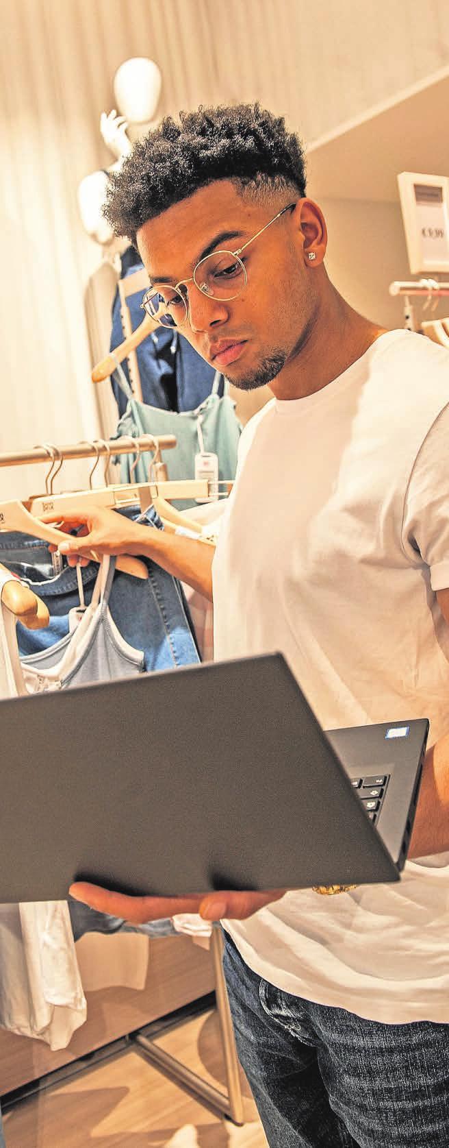 Lloyd Sekyere gehört zu den ersten Auszubildenden in Hamburg, die Kaufmann für E-Commerce lernen. Er macht seine Ausbildung bei Bonprix. FOTO: HEINER KÖPCKE Lloyd Sekyere gehört zu den ersten Auszubildenden in Hamburg, die Kaufmann für E-Commerce lernen. Er macht seine Ausbildung bei Bonprix. FOTO: HEINER KÖPCKE