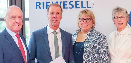 Bürgervorsteher Adolf Bergmann (v. l.), Heino und Claudia Riewesell sowie Uetersens Bürgermeisterin Andrea Hansen Bürgervorsteher Adolf Bergmann (v. l.), Heino und Claudia Riewesell sowie Uetersens Bürgermeisterin Andrea Hansen