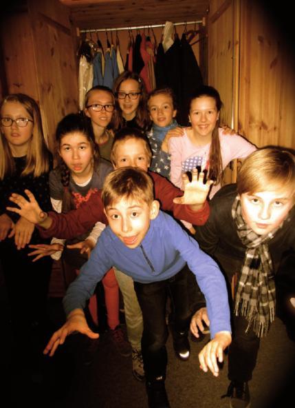 Schülerinnen und Schüler der inklusiven Theater-AG proben