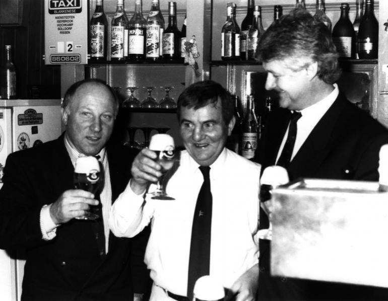 Auf ein Bier in der alten „Linde“: Uwe Seeler mit Wirt Uwe Schell und Max Lorenz