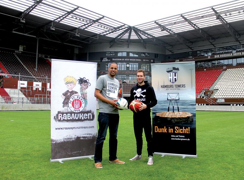 Marvin Willoughby, sportlicher Leiter der Towers, und Robin Himmelmann vom FC St. Pauli. FOTO: ALEXANDER TIMM