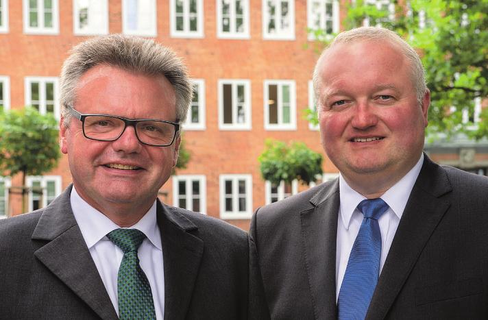 Glückwünsche aus Bad Oldesloe kommen von Kreispräsident Hans-Werner Harmuth und Landrat Dr. Henning Görtz. Foto: Jürgen Müller Glückwünsche aus Bad Oldesloe kommen von Kreispräsident Hans-Werner Harmuth und Landrat Dr. Henning Görtz. Foto: Jürgen Müller