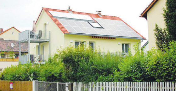 Ein älteres Haus mit Fördergeldern von der KfW energieeffizient zu sanieren, zahlt sich langfristig aus Foto: djd/puren Ein älteres Haus mit Fördergeldern von der KfW energieeffizient zu sanieren, zahlt sich langfristig aus Foto: djd/puren