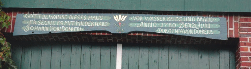„Gott bewahre dieses Haus vor Wasser Krieg und Brand. Er segne es mit milder Hand. Anno 1780 Den 21 Juni. Johann von Dohren Dorothea von Dohrens“ ist hier zu lesen Foto: Kuno Klein „Gott bewahre dieses Haus vor Wasser Krieg und Brand. Er segne es mit milder Hand. Anno 1780 Den 21 Juni. Johann von Dohren Dorothea von Dohrens“ ist hier zu lesen Foto: Kuno Klein