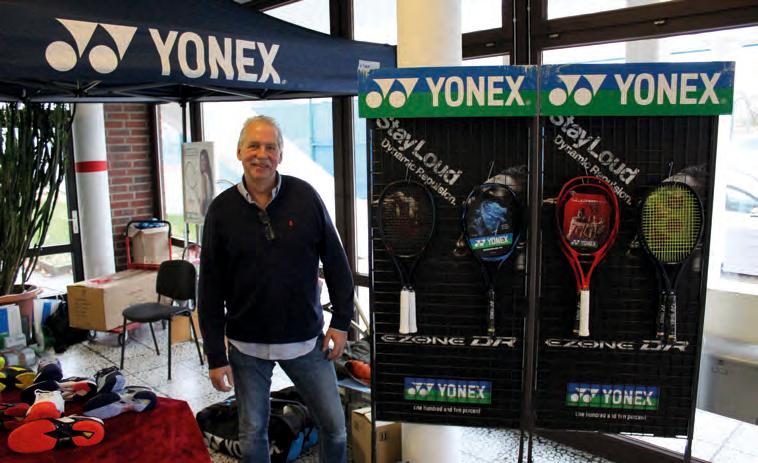 Michael Loop, der Verantwortliche des Hauptsponsors Yonex, betreute die Spielerinnen/ Spieler mit Equipment und neuen Besaitungen. Michael Loop, der Verantwortliche des Hauptsponsors Yonex, betreute die Spielerinnen/ Spieler mit Equipment und neuen Besaitungen.