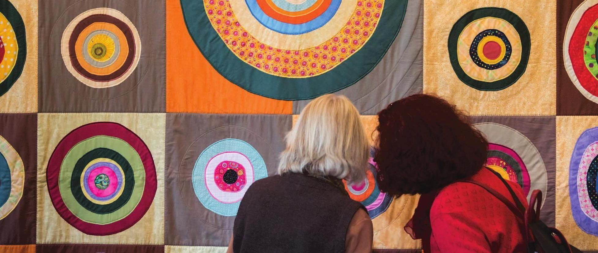 Kunst als Türöffner und Gesprächsthema: Besucher auf einer der Benefizausstellungen im Hamburger Hospiz in der Helenenstraße. Foto: Hamburger Hospiz e. V. Kunst als Türöffner und Gesprächsthema: Besucher auf einer der Benefizausstellungen im Hamburger Hospiz in der Helenenstraße. Foto: Hamburger Hospiz e. V.