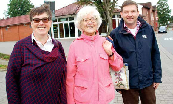 Ortsbürgermeisterin Heidemarie Micheel und Ulf Schreiber treffen beim Rundgang durch Sprötze zufällig ihre frühere Grundschullehrerin Marianne Biermann (Mitte) – im Hintergrund der einstige Ortskern mit Schreibers altem Edeka-Markt Foto: Susanne Laudien Ortsbürgermeisterin Heidemarie Micheel und Ulf Schreiber treffen beim Rundgang durch Sprötze zufällig ihre frühere Grundschullehrerin Marianne Biermann (Mitte) – im Hintergrund der einstige Ortskern mit Schreibers altem Edeka-Markt Foto: Susanne Laudien