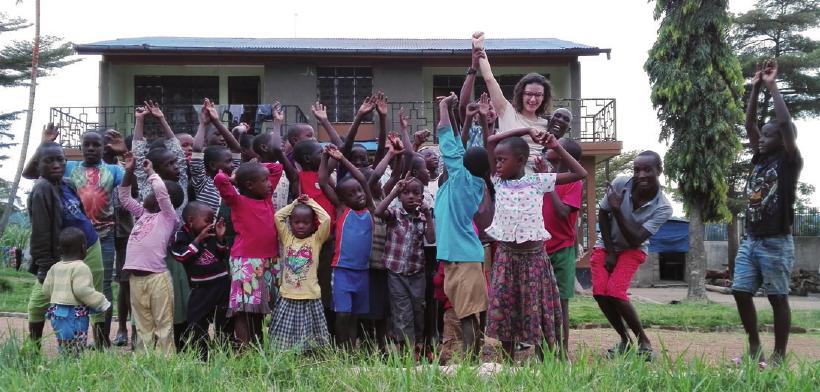 Noémie Bricard mit Kindern in Tansania