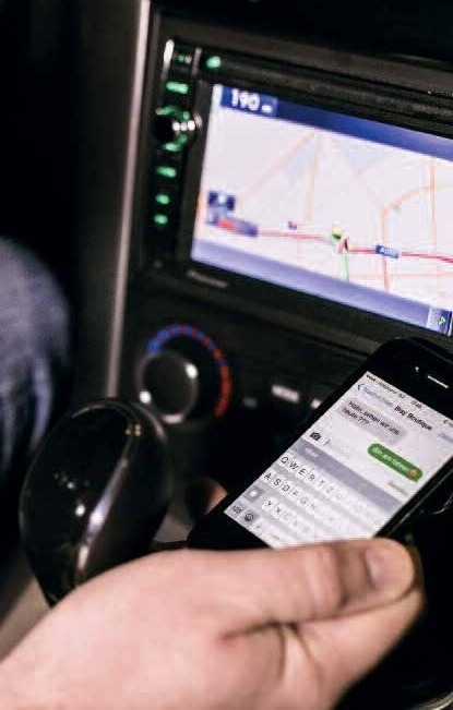 Textnachrichten während der Fahrt zu lesen und zu schreiben, lenkt besonders ab und erhöht das Unfallrisiko enorm. Fotos (2): Unfallforschung der Versicherer (UDV) Textnachrichten während der Fahrt zu lesen und zu schreiben, lenkt besonders ab und erhöht das Unfallrisiko enorm. Fotos (2): Unfallforschung der Versicherer (UDV)
