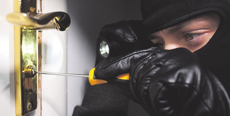 In der dunklen Jahreszeit kommt es vermehrt zu Einbruchsversuchen Foto: djd/Listener Sicherheitssysteme/ shutterstock In der dunklen Jahreszeit kommt es vermehrt zu Einbruchsversuchen Foto: djd/Listener Sicherheitssysteme/ shutterstock