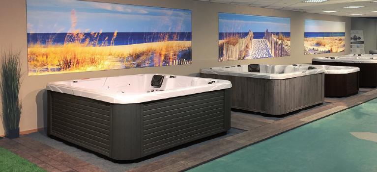 Blick in die Ausstellung von Whirlpool & Living
