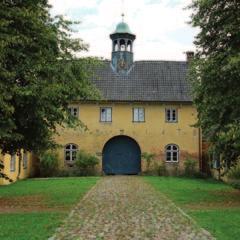 Das 1678 errichtete Torhaus befindet sich neben dem Parkeingang. Es ist – wie das gesamte Gut Jersbek – in Privatbesitz Das 1678 errichtete Torhaus befindet sich neben dem Parkeingang. Es ist – wie das gesamte Gut Jersbek – in Privatbesitz