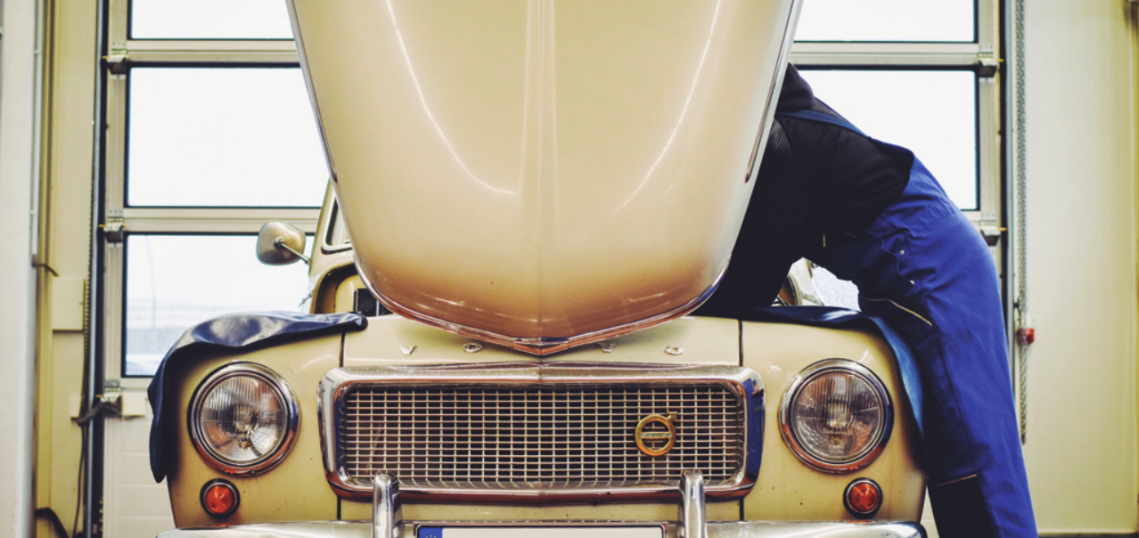 Diesem „Buckelvolvo“ aus den frühen 60er Jahren darf nur einer der erfahrensten Mitarbeiter bei AutoNova zu Leibe rücken. Fotos (2): AutoNova  Diesem „Buckelvolvo“ aus den frühen 60er Jahren darf nur einer der erfahrensten Mitarbeiter bei AutoNova zu Leibe rücken. Fotos (2): AutoNova