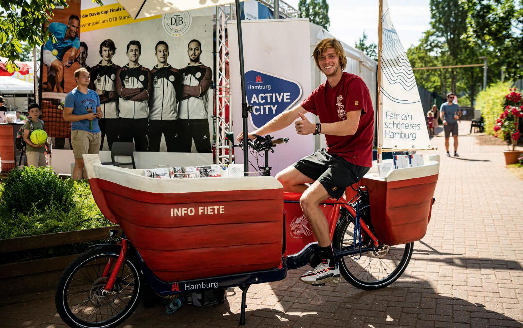 Andrey Rublev, auf dem Platz immer hochkonzentriert, neben dem Platz für alle Scherze zu haben. Foto Alexander Scheuber/ Hamburg European Open   Andrey Rublev, auf dem Platz immer hochkonzentriert, neben dem Platz für alle Scherze zu haben. Foto Alexander Scheuber/ Hamburg European Open