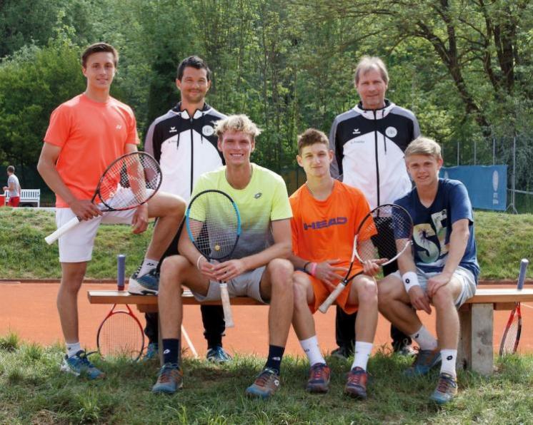 DTB Nachwuchslehrgang während der BMW Open in München. Mit dabei Marvin Möller (u.r.) vom Rahlstedter HTC und sein Hamburger Verbandstrainer Guido Fratzke (o. r.). In der oberen Reihe 2.v.l. DTB Trainer und ehemaliger Profi Björn Phau. (Foto: Jürgen Hasenkopf) DTB Nachwuchslehrgang während der BMW Open in München. Mit dabei Marvin Möller (u.r.) vom Rahlstedter HTC und sein Hamburger Verbandstrainer Guido Fratzke (o. r.). In der oberen Reihe 2.v.l. DTB Trainer und ehemaliger Profi Björn Phau. (Foto: Jürgen Hasenkopf)