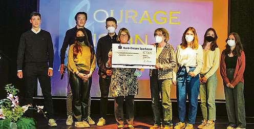 Marga Flader (l.) und Tanja Khorrami vom Verein Afghanistan-Schulen freuen sich über den Spendenscheck Marga Flader (l.) und Tanja Khorrami vom Verein Afghanistan-Schulen freuen sich über den Spendenscheck