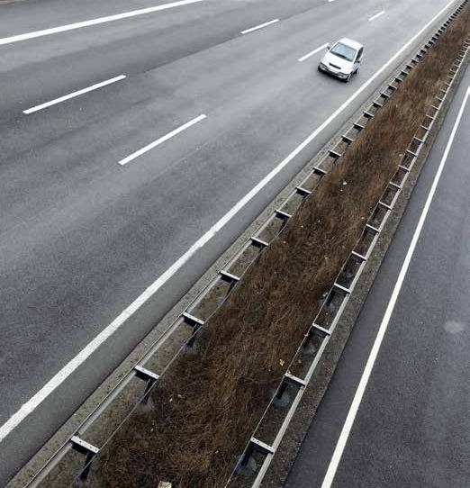 Gegen alle Regeln – auch wenn die Autobahn frei ist, muss die rechte Spur genutzt werden, Foto: Fotolia/view 7 Gegen alle Regeln – auch wenn die Autobahn frei ist, muss die rechte Spur genutzt werden, Foto: Fotolia/view 7