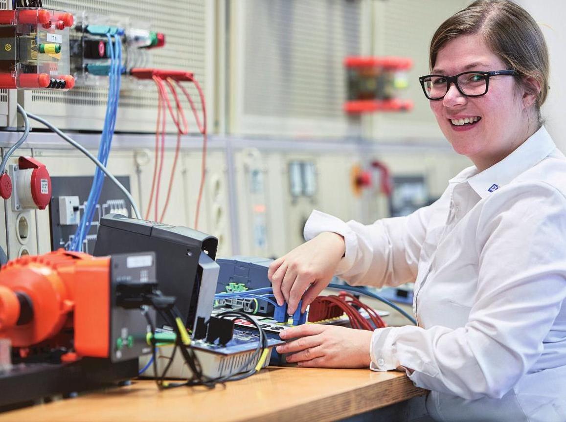 „Die Vielfalt der Technologie macht eine fundierte Schulung notwendig“, erklärt Stephanie Wittern, Elektromeisterin und Ausbilderin im BZE Bildungszentrum Elektrotechnik Hamburg. BZE Bildungszentrum Elektrotechnik Hamburg „Die Vielfalt der Technologie macht eine fundierte Schulung notwendig“, erklärt Stephanie Wittern, Elektromeisterin und Ausbilderin im BZE Bildungszentrum Elektrotechnik Hamburg. BZE Bildungszentrum Elektrotechnik Hamburg