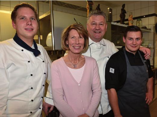 Ehepaar Brigitta und Heinz Wehmann mit den beiden Stellvertretern des Küchenchefs Tobias Schneider und Phillip Naparella
