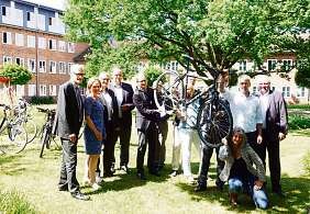 Rufen zum Mitradeln auf: Landrat Henning Görtz (r.), Bürgermeister und ADFC-Vorstand Rufen zum Mitradeln auf: Landrat Henning Görtz (r.), Bürgermeister und ADFC-Vorstand