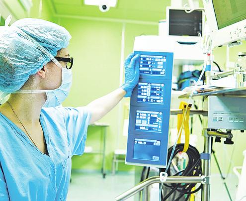 Modernste Technik ermöglicht dem Klinikpersonal jederzeit Zugriff auf therapierelevante Daten. Foto: AdobeStock/Kalinovsky Dmitry Modernste Technik ermöglicht dem Klinikpersonal jederzeit Zugriff auf therapierelevante Daten. Foto: AdobeStock/Kalinovsky Dmitry