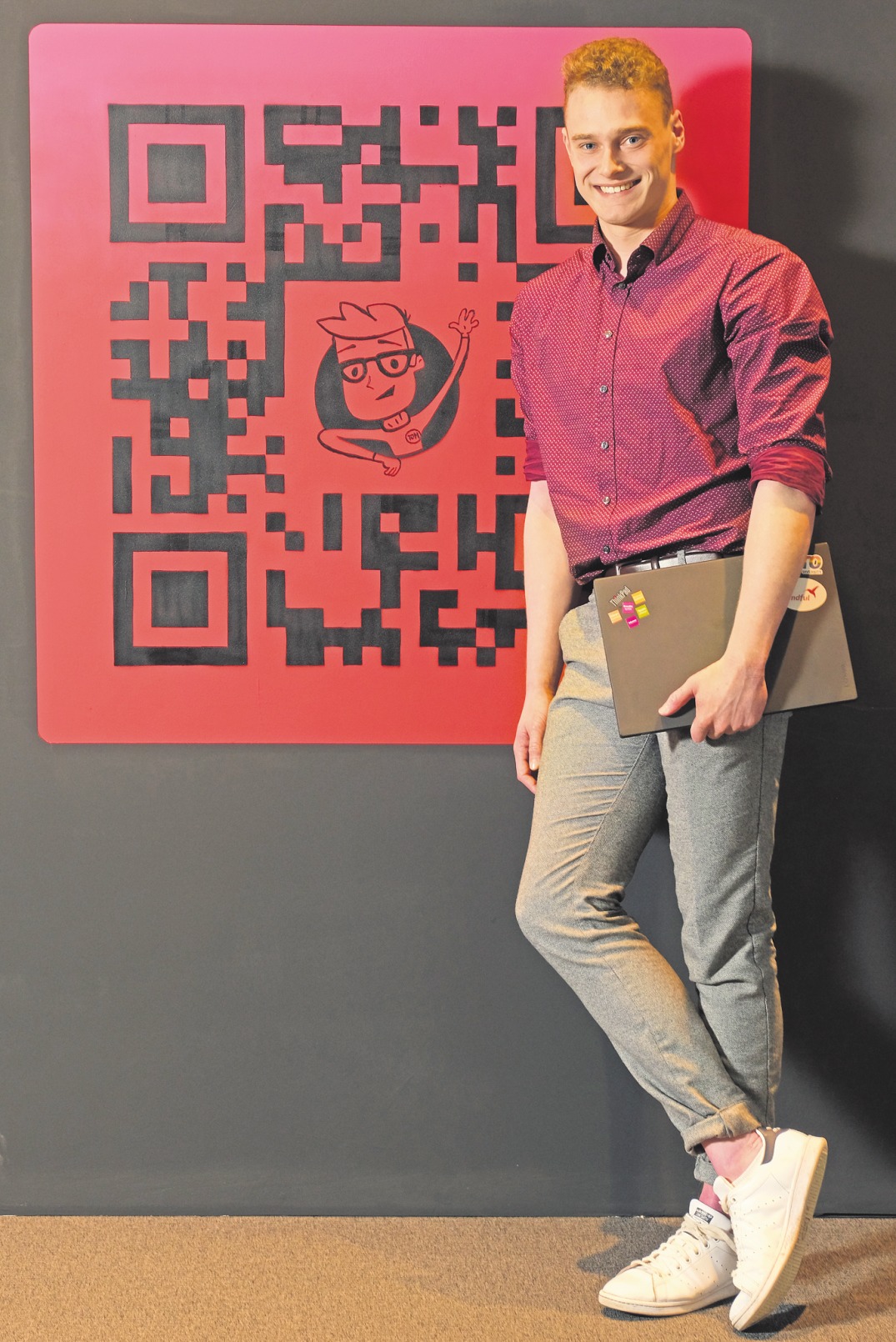 Otto-Azubi Nils Birke (19) kann mit seinem Laptop überall und jederzeit flexibel arbeiten. FOTO: STEPHAN WALLOCHA Otto-Azubi Nils Birke (19) kann mit seinem Laptop überall und jederzeit flexibel arbeiten. FOTO: STEPHAN WALLOCHA