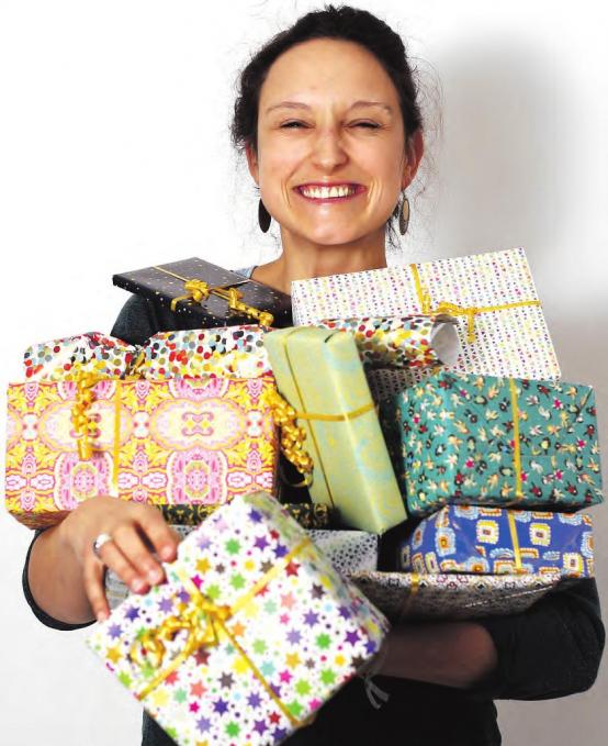 Die Münchnerin Sarah Kessler ließ sich vom „Verpackungsirrsinn“ an Weihnachten zu einer umweltfreundlichen Alternative inspirieren Fotos: djd/planetpaket.de Die Münchnerin Sarah Kessler ließ sich vom „Verpackungsirrsinn“ an Weihnachten zu einer umweltfreundlichen Alternative inspirieren Fotos: djd/planetpaket.de